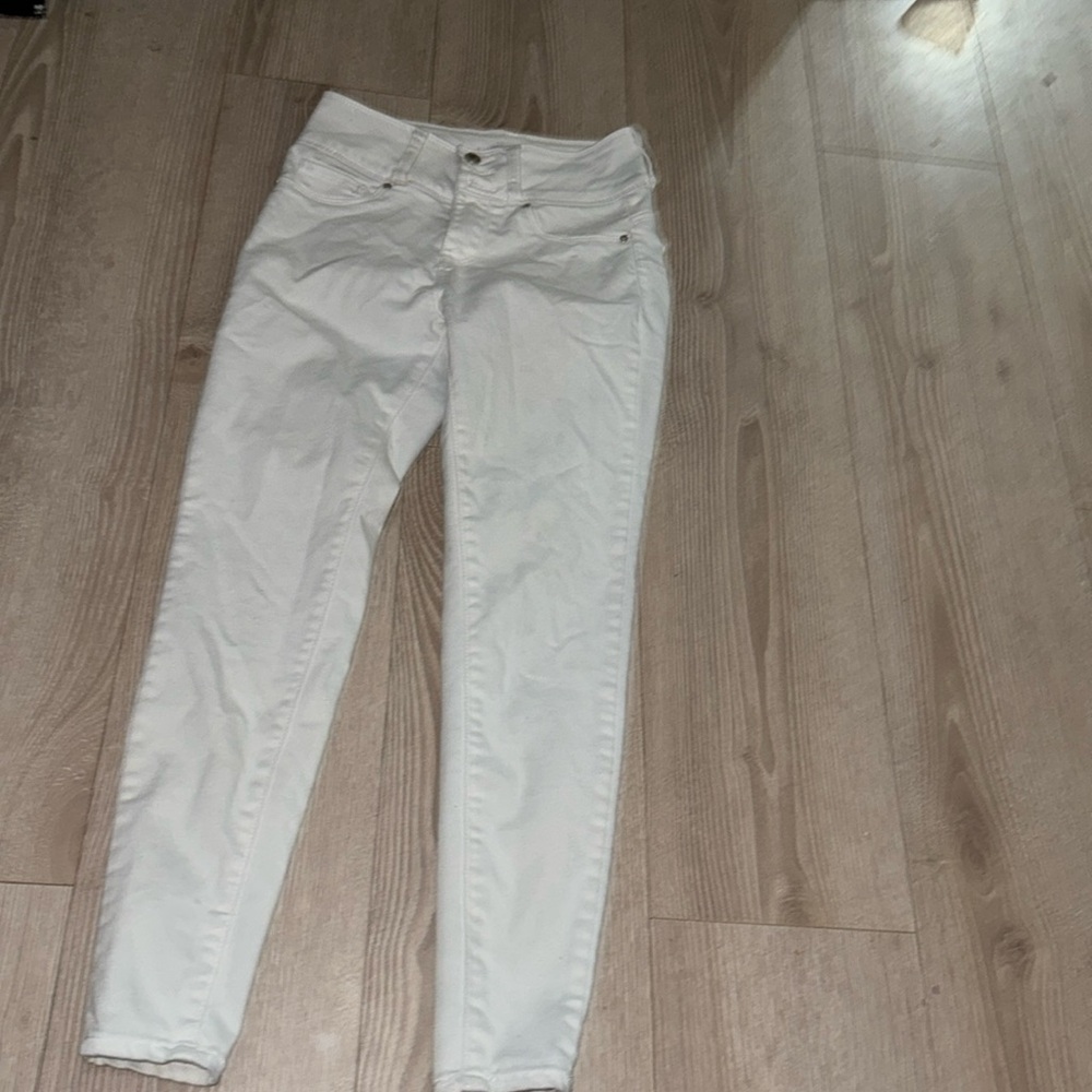 Women’s white skinny jeans